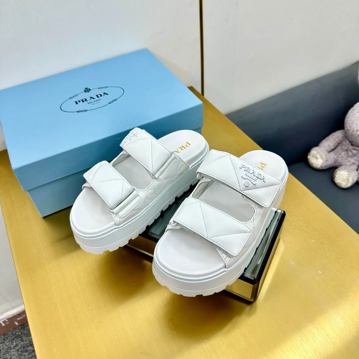 👟👟Ex-factory price 480👟👟 The highest version of Prada's new thick-soled casual sneakers. This sneaker continues the timeless silhouette and is a new classic item. Crafted from leather to enhance style. The style is light, with a triangle buckle logo and a 5CM thick sole. It is suitable for all seasons and can be matched with all kinds of casual styles. In an era where various styles are full of attention, the most long-term companion and the one that captures people's hearts bit by bit is undoubtedly the white shoe. Fabric: Cowhide Lining: Sheepskin Outsole: Original rubber outsole Sole thickness: 5CM Size 35-41